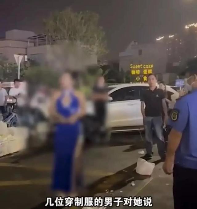 米乐M6 M6米乐一个奶茶店女老板娘穿着性感被举报! 难道身材性感也有罪!(图2)