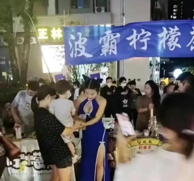 米乐M6 M6米乐一个奶茶店女老板娘穿着性感被举报! 难道身材性感也有罪!(图6)