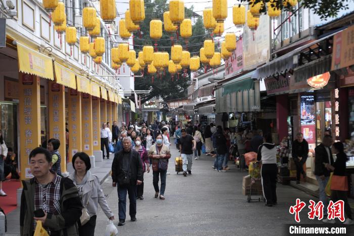 米乐M6 M6米乐探访百年老街中英街：港式风情街区新貌吸引市民游客(图2)