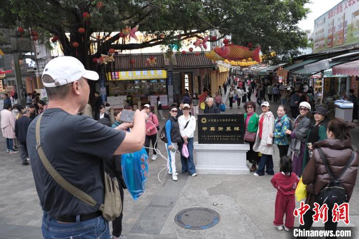 米乐M6 M6米乐探访百年老街中英街：港式风情街区新貌吸引市民游客(图3)