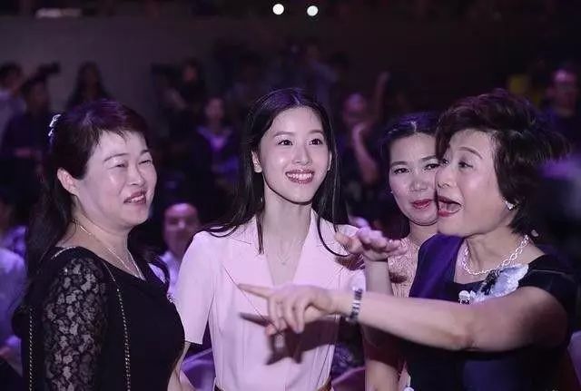 “奶茶妹妹”章泽天就是网红照妖镜谁还敢和她合影？米乐M6 M6米乐(图11)