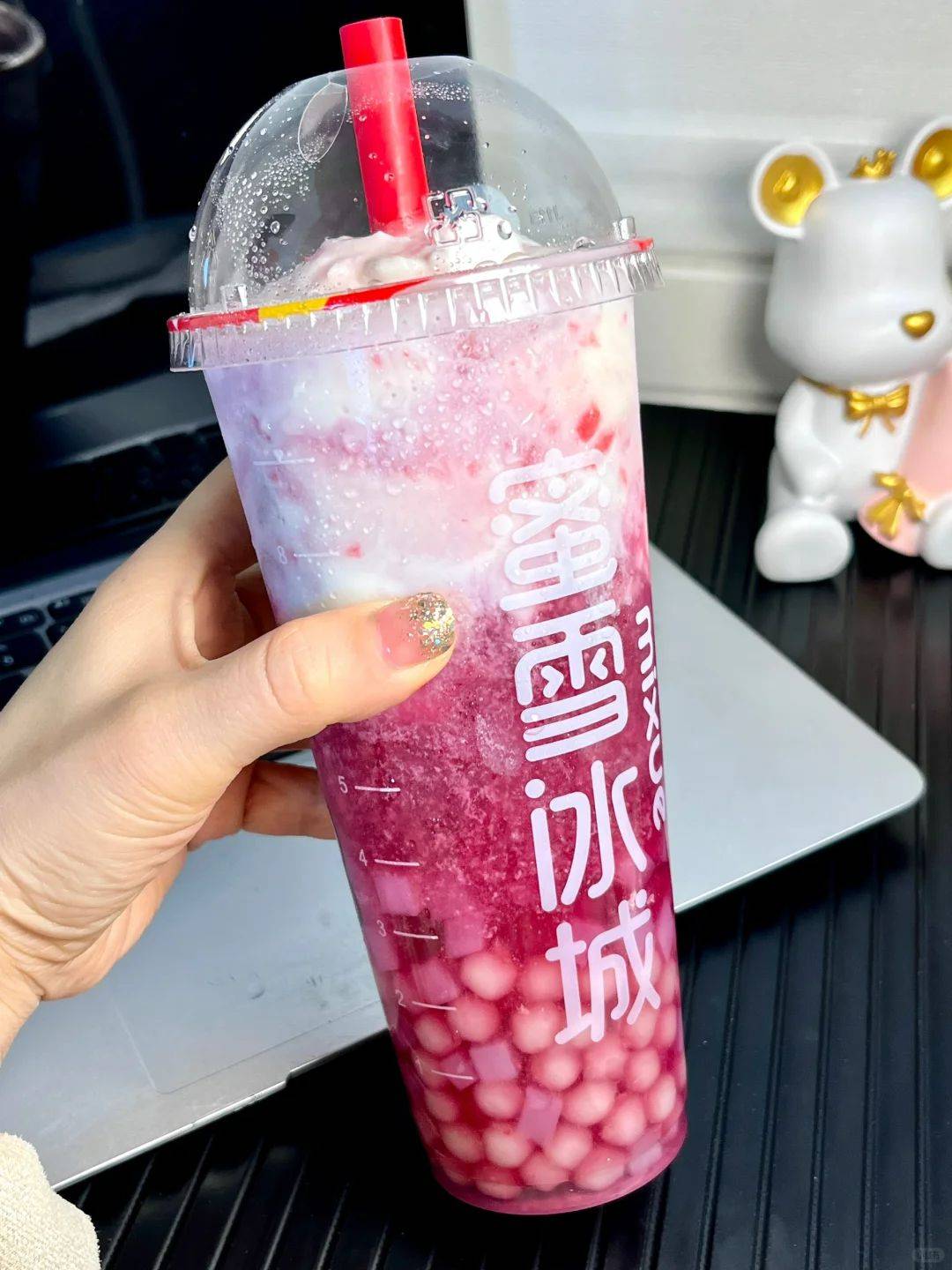 米乐M6 M6米乐蜜雪冰城特色奶茶品鉴：芊圆葡萄+草莓雪王大圣代(图2)